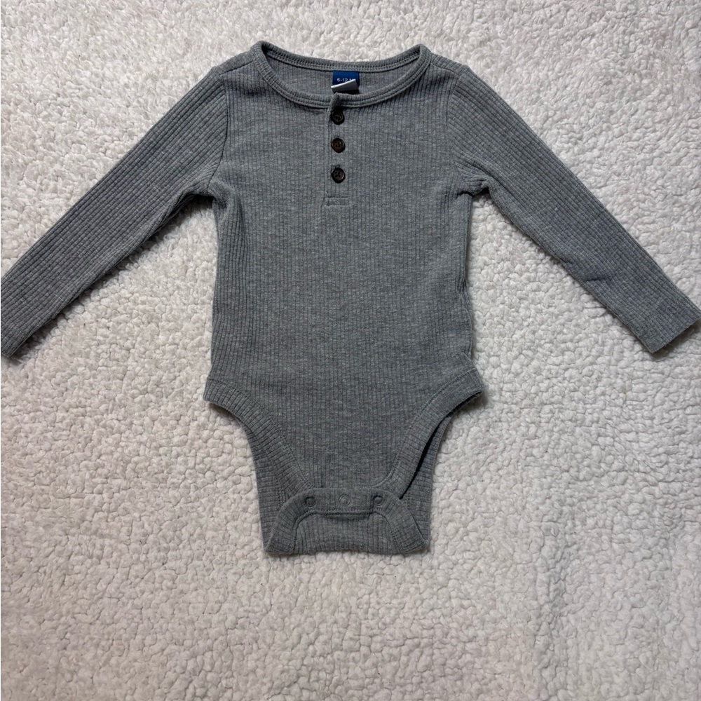 Old Navy Gray Ribbed Long-Sleeve Baby Bodysuit with Buttons